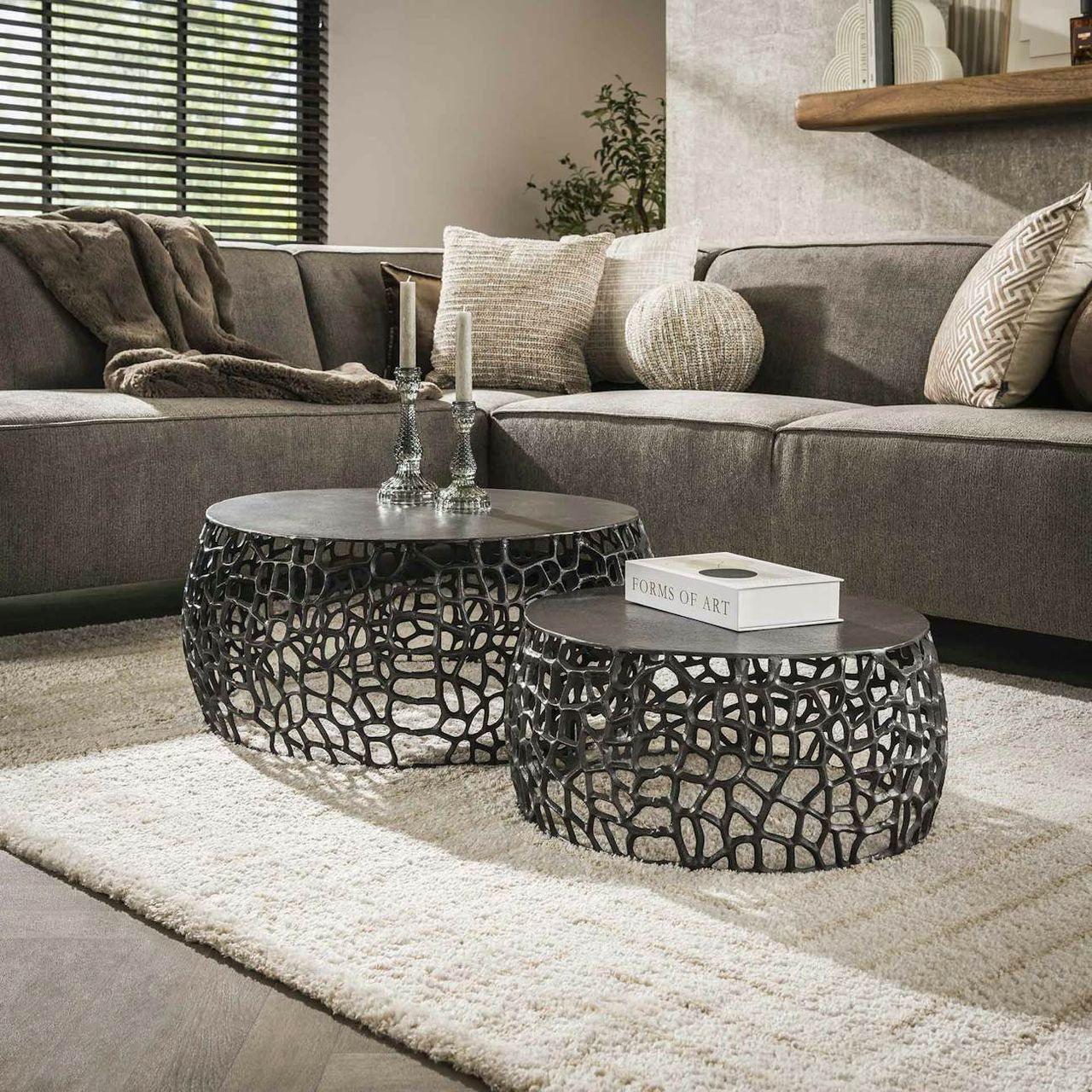 Guéridon design avec style sophistiqué et matériaux nobles